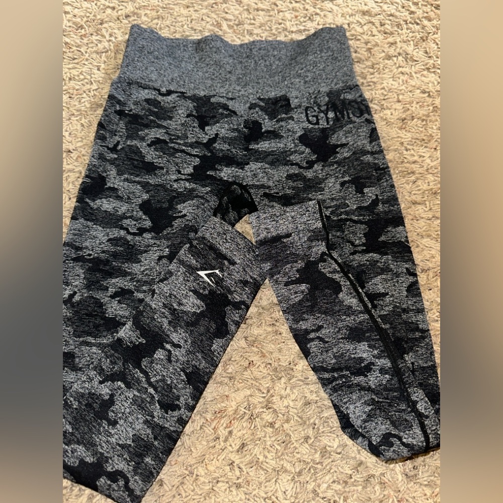 Gym shark leggings